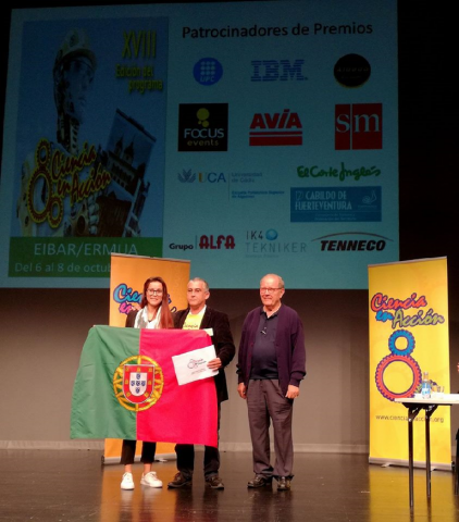 Fotografia do aluno vencedor e respectivo professor, a receber menção honrosa